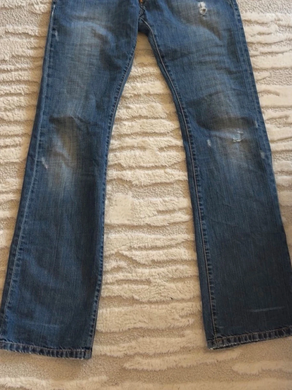 Blå bootcut jeans med slitningar - 1