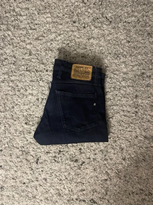Mörkblå Replay jeans med raka ben - Snygga mörkblå replay jeans. Storlek W32 och L32. Nypris ligger på 1600 och jag säljer dem för endast 399! Ifall ni vill ha mer bilder eller har nån fråga är det bara att skriva // Mvh Partille closet