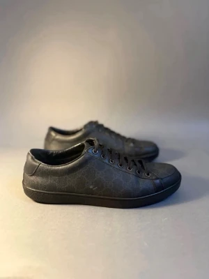 Gucci skor - Gucci brooklyn skor till salu! Inga defekter! Storlek 42! Hör gärna av er vid fundering!😊⛰️