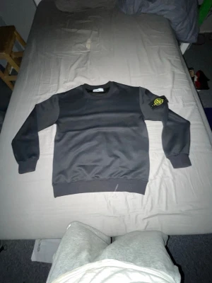 Svart Stone Island sweatshirt - Säljer en svart sweatshirt från Stone Island med den klassiska loggan på vänster ärm. (Kan prutas ner vid intresse av köp 