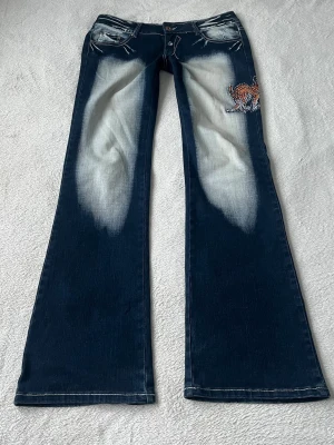 Blue queen jeans  - Passar bra på mig som har storlek M. Innerbensländen är 84cm, midjemåttet 41cm och grenhöjden 20cm. Inga defekter, för fler bilder/frågor skriv💕