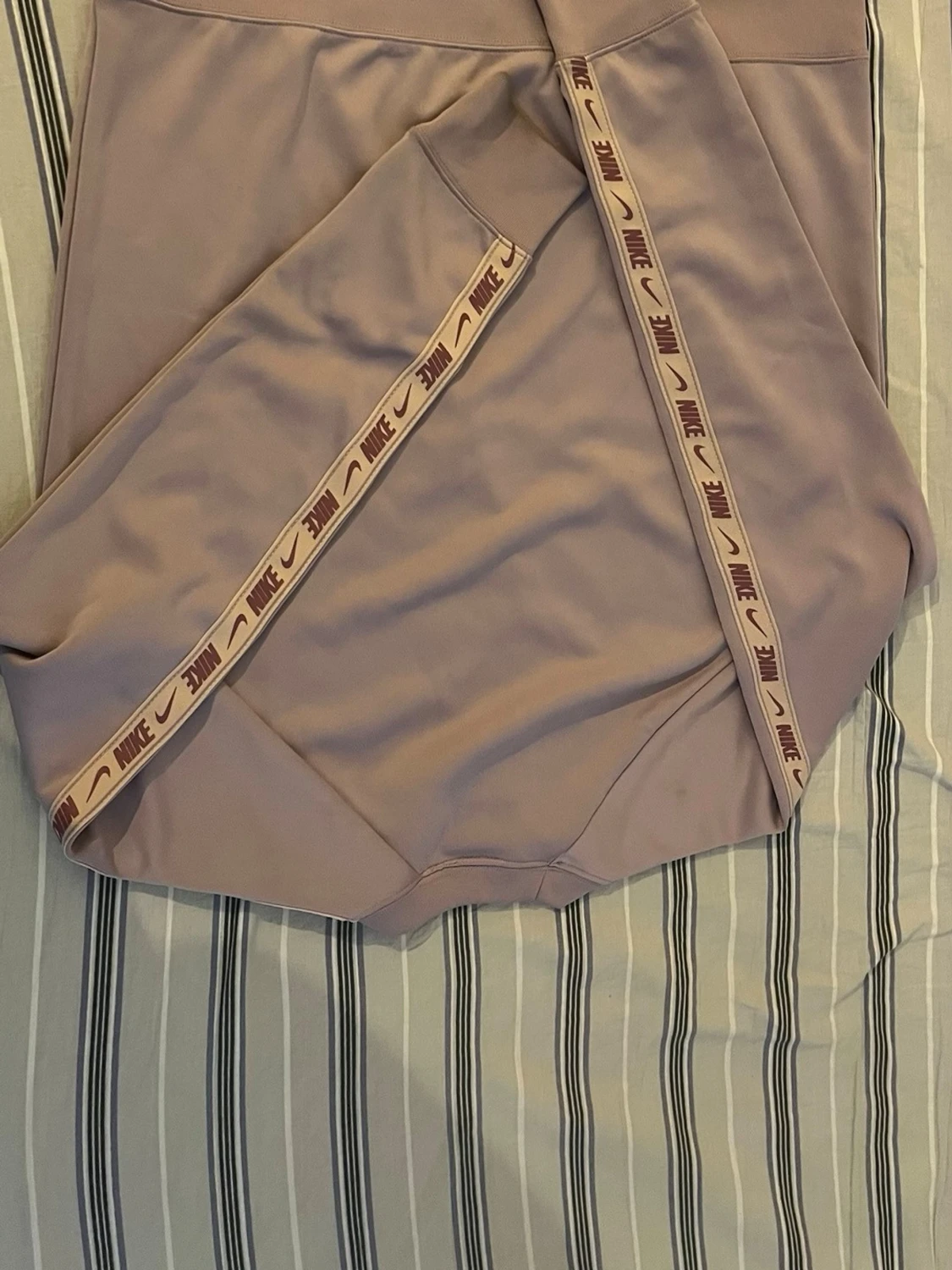 Ljuslila Nike sweatshirt med logga - 2