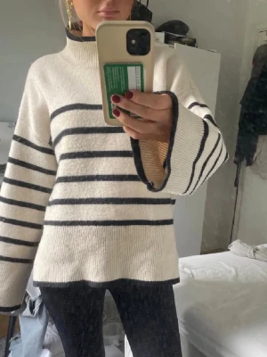 Vit stickad tröja med svarta ränder - superfin ifrån H&M💘💘