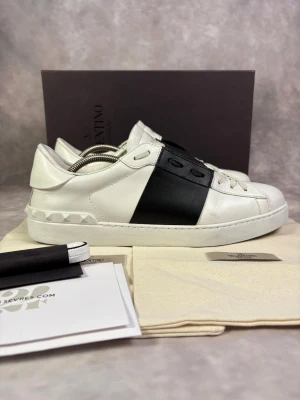 Valentino Open Skor - Stl 44 - | Mycket bra skick: 9/10, liten slitning | Stl: 44 | Ingår vid köp: Skorna, Skoboxen, Dustbag, Extra skosnörren, Valentino kort samt retursedel från 24-seven där de var köpt ifrån | Självklart äkta 🙌