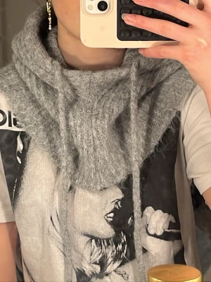 Ljusgrå balaclava - Säljer en grå stickad supersnygg balaclava. Mjuk och fluffig känsla, ribbstickad struktur. Passar dig som vill ha en trendig accessoar som sticker ut. Priset kan diskuteras vid snabb affär.