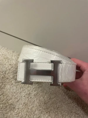 H Bälte Vit - Stilrent H-Bälte Vitt, 110cm, Helt nytt. 
