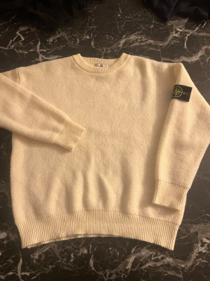 Stone island knit shirt - Säljer min jätte varma och stilig stone island tröja för bara 599kr. Ärligt talat har denna tröja hållit mig varmt och är perfekt för vintern eller på våren. Använd bara 1 gång, inga fläckar, skador, repor osv. 