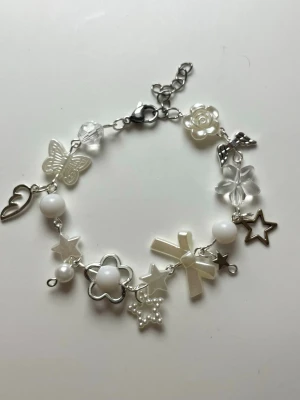 Y2k armband pärlor - Handgjort armband med vita pärlor 🦄kommer fint inpackad och med liten gåva🥰