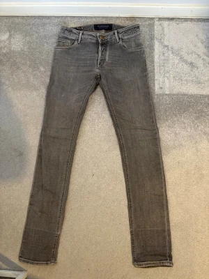 Handpicked Jeans - Säljer ett par snygga Handpicked jeans i en snygg grå färg. Utmärkt skick!