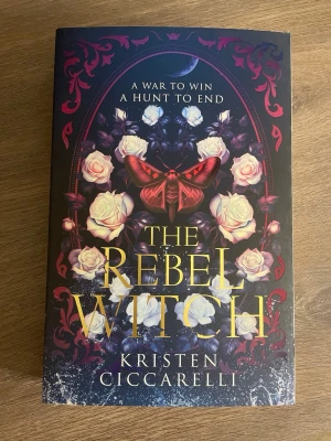 The Rebel Witch av Kristen Ciccarelli - Boken är på engelska och tillhör Crimson Moth Duology. Perfekt för dig som gillar fantasy, magi och romantik. Säljer denna då jag har dubbletter! Den är helt ny och oläst, kan sänka priset vid snabb affär! Nypris är 259.