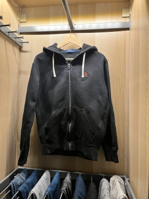 Polo Ralph lauren - Svart polo Ralph lauren hoodie. I ganska bra skick endå, kanske är lite dammig eller skrynklig på korten men är för den inte har blivit använd på ett tag. Storlek S. Priset går att diskutera vid snabb affär😊.