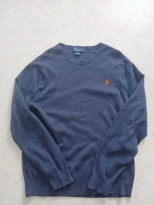 Mörkblå tröja från Polo Ralph Lauren - Mörkblå långärmad tröja från Polo Ralph Lauren storlek Large pris går självklart att diskutera.