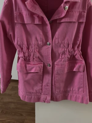 Rosa jeansjacka från gina tricot - Säljer en rosa jeansjacka i fint skick. Det finns en fläck som jag inte har testat att ta bort. En sidoficka är lite lös, men det påverkar inte jackans utseende eller användning.