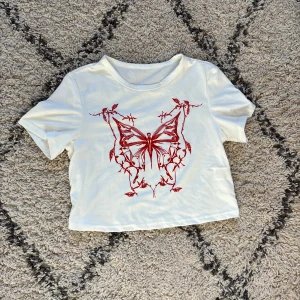 croppad t-shirt - Superfin fit croppad tröja med rött fjärilstryck på framsidan, supermjukt material som inte alls är genomskinligt 