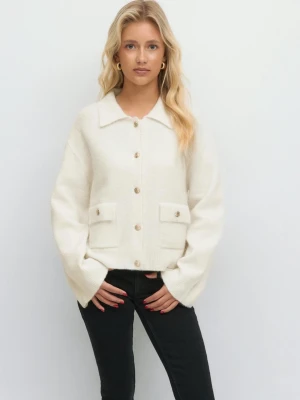 Vit kofta med fickor och krage NY MED PRISLAPP! - Stilren vit kofta med stora knappar framtill, två fickor med lock och klassisk krage. Koftan har en mjuk, stickad känsla och raka ärmar. Perfekt för lager-på-lager och enkel att matcha med jeans eller kjol.