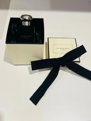 Jo Malone Velvet Rose & Oud parfym - Lyxig parfym från Jo Malone London i doften Velvet Rose & Oud. Flaskan är svart med silverfärgad kork och kommer i en elegant beige presentask med svart rosett. Perfekt för dig som gillar exklusiva och djupa dofter.