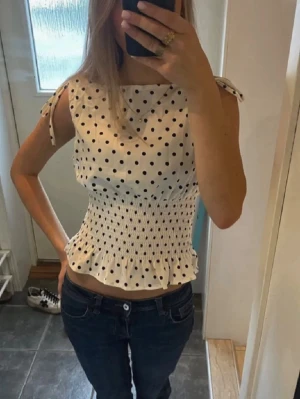 Supersöt prickig topp  - Säljer nu denna supersöta prickiga toppen i storlek S. Köpt här på plick precis innan hösten. Men har tyvärr inte kommit till användning. Du är såklart välkommen att komma med frågor eller prisförslag 
