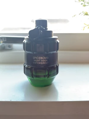 Spicebomb Night Vision EdT 75-65ml kvar - Spicebomb Night Vision från Viktor & Rolf är en parfym i en cool, granatinspirerad flaska med svart och grön färg. Flaskan har en robust design med detaljer i plast och metall-look. Perfekt för dig som gillar unika och snygga parfymflaskor.