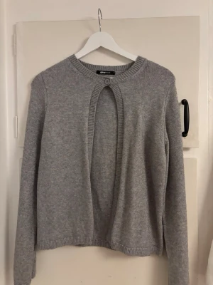 Grå kofta från Gina Tricot - Grå kofta från Gina Tricot, använd 2-3 gånger. 