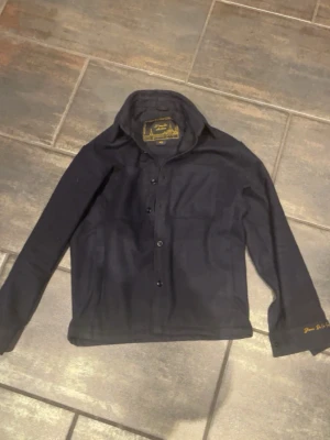 D’once de la sense overshirt - Säljer denna otroligt snygga overshirt från donce de la sense, en väldigt eftertraktad overshirt som är slut på deras hemsida, nypris 1500. 100% ull! Storlek XS. Passar längderna 165-175.