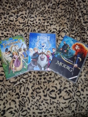 Disney DVD-filmer: Trassel, Frost, Modig - Tre DVD-filmer från Disney: Trassel, Frost och Modig. Omslagen är färgglada med motiv från filmerna och tillverkade i plast. Perfekt för dig som gillar animerade äventyr och klassiska Disney-berättelser. Fullpris för hela paketet är ca 350 kr säljes för 100. Går att kolla på filmerna på ps4 oxå!