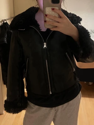 Svart teddyjacka med dragkedja - Säljer en helt oanvänd jacka som är i storlek XS men passar också i folk med S. Priset kan såklart diskuteras😊