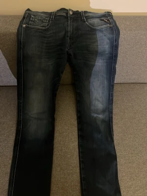 Mörkblå Replay jeans  - Säljer ett par mörkblå jeans från Replay. Klassisk femficksmodell med raka ben och låg midja. Jeansen har Replay-logga på fickan och är gjorda i mjuk denim för skön passform. Anbass med storleken w29 L32