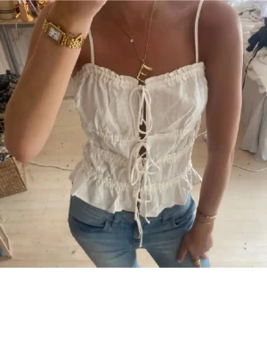 Vitt topp snygg - Såå fin topp med snörning fr H&M knappt använd