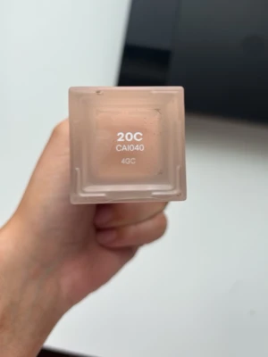 CAIA Dewy Drops Serum Foundation 20C - Foundation från CAIA i nyansen 20C. Dewy Drops Serum Foundation ger en naturligt daggig finish och innehåller vitamin E och glycerin för återfuktning. Kommer i en frostad glasflaska med pump och silverfärgat lock. Innehåller 30 ml. Andvänd ett par gånger 