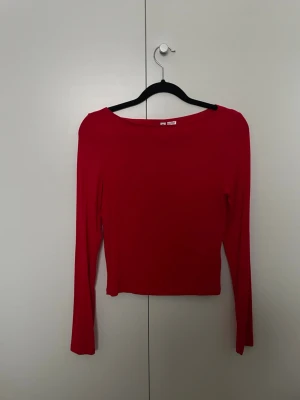 Långärmad tröja med båthals - Röd långärmad tröja med båthals från H&M. Strl M men är liten i storleken så mer mot S. Använt fåtalet gånger
