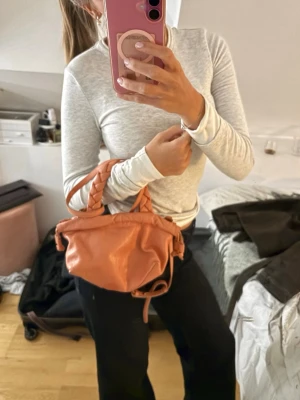 Söööt väska  - Supersöt o snygg väska i en orange rosa färg! Nypris 1500 endast använd några få gånger 🩷🩷