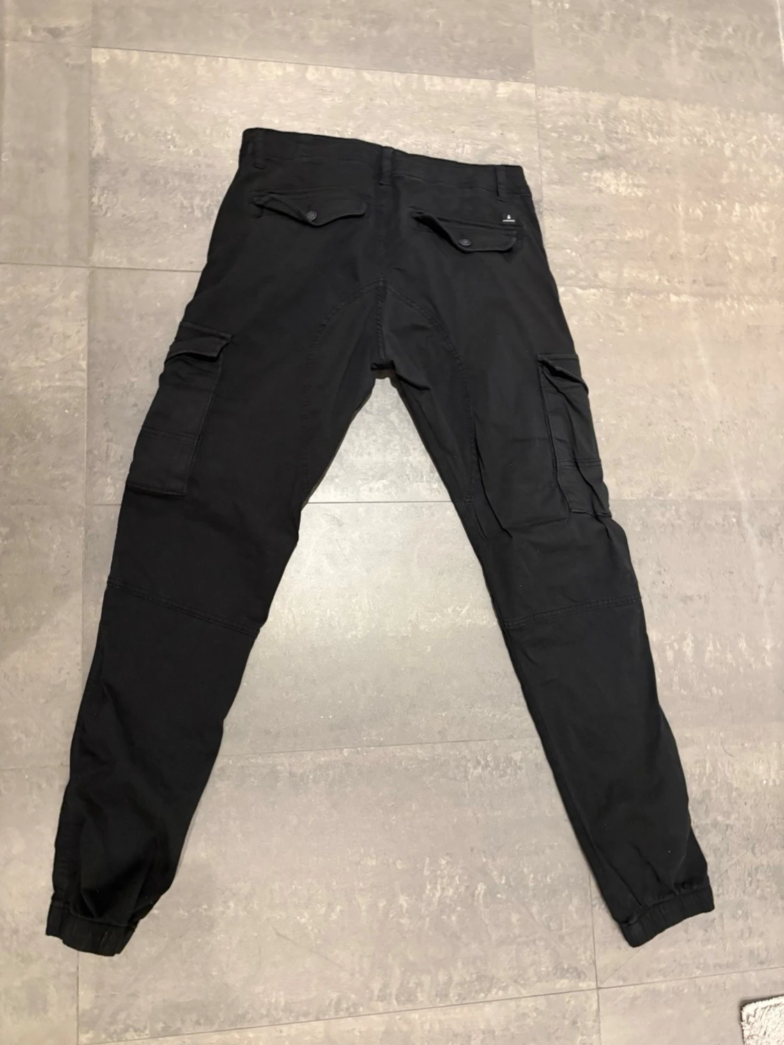 Svarta cargobyxor med resår - 1