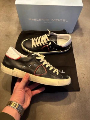 Philippe Model Low HELT NYA!! - Säljer nu mina skit feta Philippe model! De är helt nya! 10/10 skick!!🙌🤩Låda dustbag och allt og följer med! ✅Storleken är 41, aldrig använda alltså!!! ✅🙌Men passar även 42!✅🙌 Säljer då de var för små för mig.. därav priset. Alltså har de inte rört en cm utomhus!