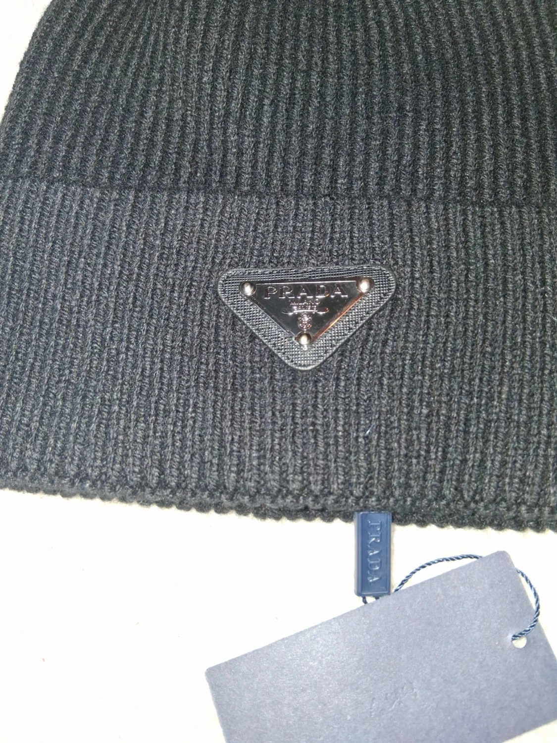 Svart ribbstickad mössa från Prada - 1