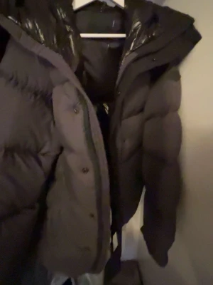 Svart dunjacka från Moncler - Säljer en svart snygg moncler jacka helt ny storlek L