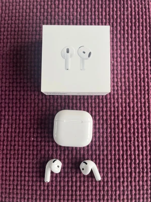 Apple AirPods 4  - Säljer ett par Apple AirPods 4 utan brusreducering ifrån Elgiganten som är helt nya och bara använda ca 3 gånger. Säljer eftersom de inte riktigt passar mina öron. Dom funkar helt perfekt och man får med alla orginal grejer om så önskas