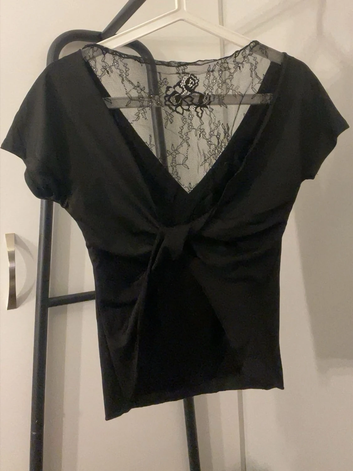 Svart omlottopp med spetsdetalj - 1