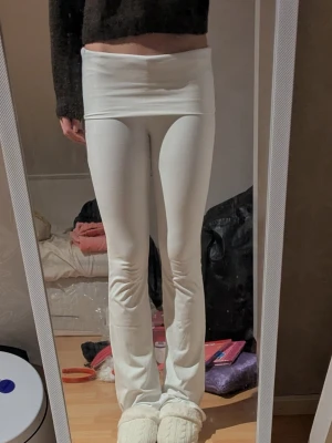 Vita utsvängda yogapants - Säljer ett par vita yogapants med utsvängda ben. De är mjuka och stretchiga så passar även Xs och kanske S. ☺️ Säljer de för jag tycker inte de satt bra på mig så de är alltså helt nya och oanvända 