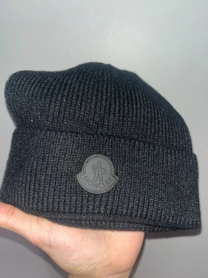 Svart mössa - Svart moncler mössa