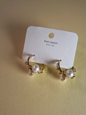 Guldörhängen med pärlor  - Fler fina accessoarer finns på min profil 💍  More exquisite accessories on my profile listings.