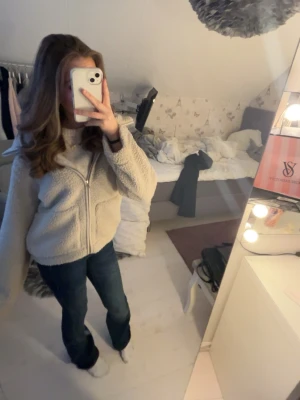 Beige teddyjacka med dragkedja - Skön jacka från lager. Den är använd några gånger men är i bra skick. Passar till mycket