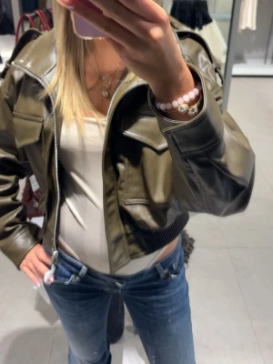 Olivgrön cropped skinnjacka - Säljer nu denna snygga olivgröna jackan. Har denna i storlek M men passar mig perfekt som vanligtvis är en S. Använd ca 1-3 gånger. Inga defekter eller slitningar.