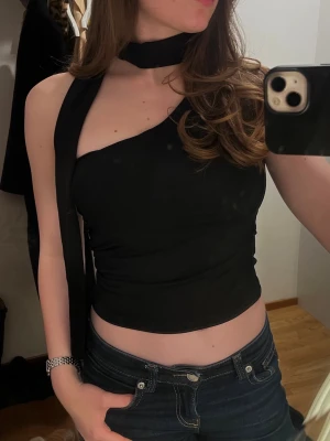 Svart off shoulder scarf top  - Perfekt Festtopp som funkar till många olika outfits, säljer för att jag inte använder den. Endast använd en gång💓