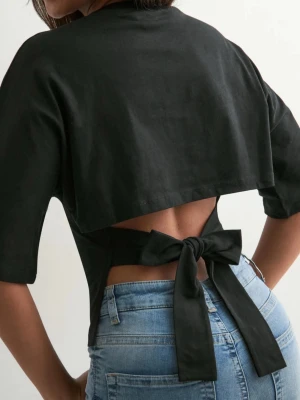 Topp med knytning - Säljer min topp med öppen rygg och knytning från Nelly. Den har aldrig kommit till användning och säljs på grund av detta! Den är slutsåld i nästan alla storlekar och orginalpris är 249;-. Hör av dig vid frågor eller för fler bilder💕