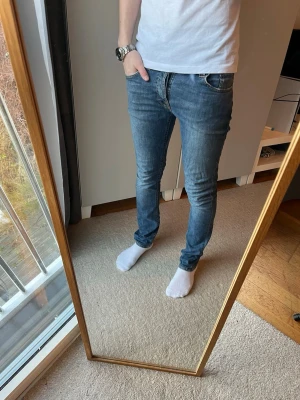 Nudie jeans grim tim - Tja! Schyssta Nudie jeans!| Modell: Grim Tim| Mycket gott skick!| Kontakta mig vid frågor och funderingar!| Pris alltid diskuterbart!| //Nils