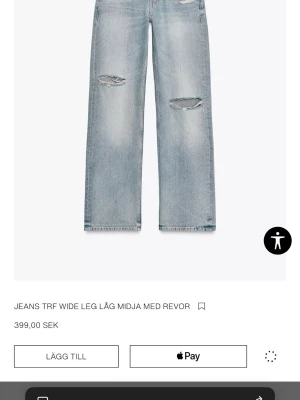 Wide leg jeans med revor ljusblå - Snygga ljusblå jeans från Zara med låg midja och wide leg. Jeansen har slitna detaljer med revor på båda benen. Jeansen har aldrig använts, endast testats och har lappen kvar🥰