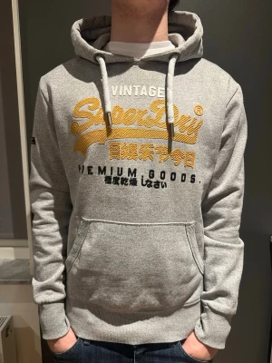 Superdry hoodie  - Super snygg superdry hoodie passar super nu till vinterns då den är super varm!!
