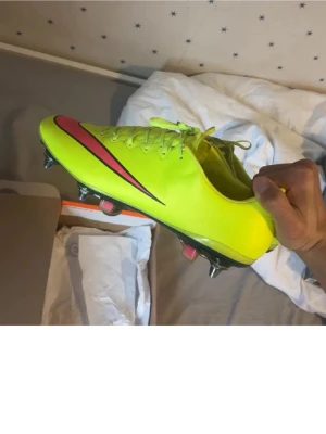 Nike fotbollsskor  - SG fotbollskor väldigt sällsynta. Hör av dig vid frågor. 