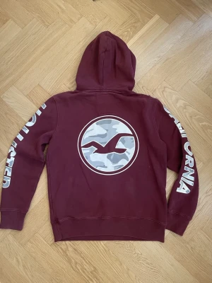 Hollister Hoodie - Säljer en riktigt fet Hollister hoodie. Camo i luvan och skön logga på ryggen. Den är i mycket bra skick, hör av er vid frågor!