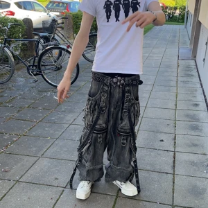 Tripp nyc jeans - Säljer ett par tripp nyc byxor med tvär feta detaljer. Byxorna har en loose passform och är perfekta för en avslappnad stil. Köpte dom för 2200kr 